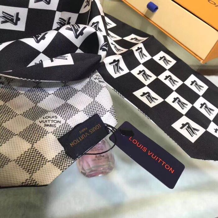 Louis Vuitton Scarf LVS00012